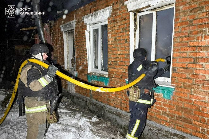 Робота ДСНС у новорічну ніч – пожежі після ударів дронів на Харківщині
